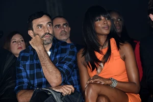 Naomi Campbell | Αποτίνει φόρο τιμής στον Gianni Versace με τη βοήθεια της κόρης της