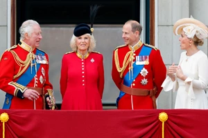 Ο βασιλιάς Κάρολος φαίνεται να αγχώνει τον πρίγκιπα Harry και την Kate Middleton