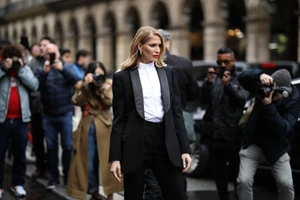 Πώς θα φορέσετε με στιλ τις παγιέτες μετά τα 50