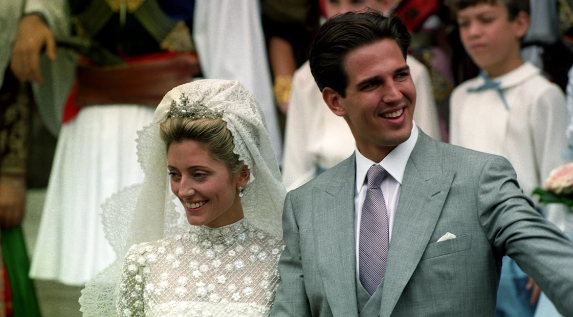 Μαρία Ολυμπία Ντε Γκρες | Στον γάμο του Νικόλα Νιάρχου με off season φόρεμα και ίσια σανδάλια