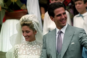 Μαρία Ολυμπία Ντε Γκρες | Στον γάμο του Νικόλα Νιάρχου με off season φόρεμα και ίσια σανδάλια