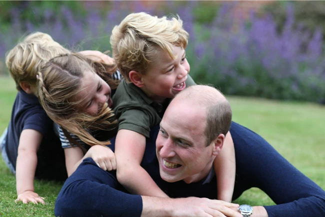 Η Kate Middleton μοιράστηκε δύο νέες φωτογραφίες των παιδιών της