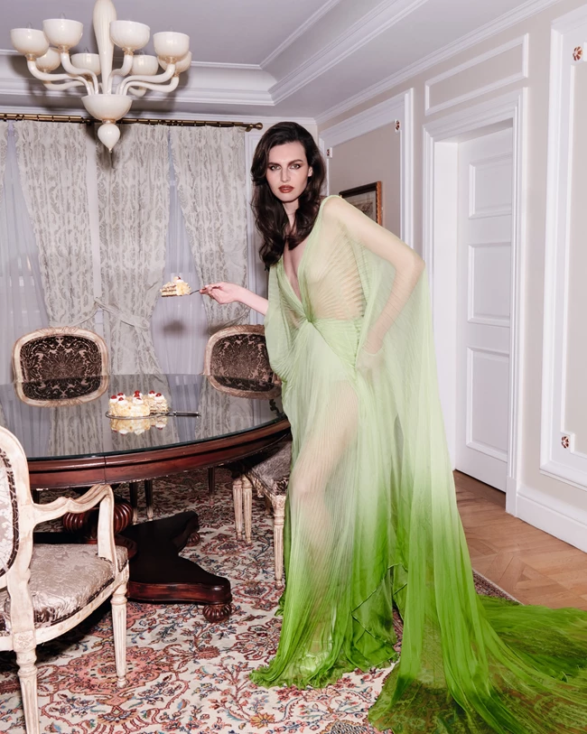 Ένα ταξίδι αισθησιακής κομψότητας με την Gucci Cruise 2025 στο νέο τεύχος Harper’s Bazaar Greece