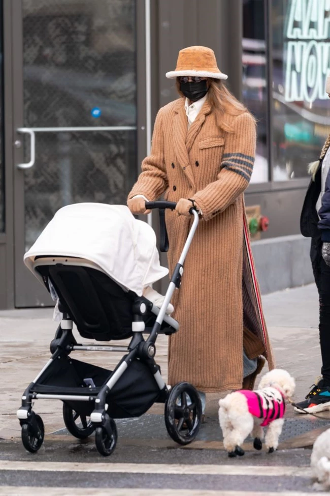 Gigi Hadid | Η εμφάνιση της με το must-have αξεσουάρ του χειμώνα