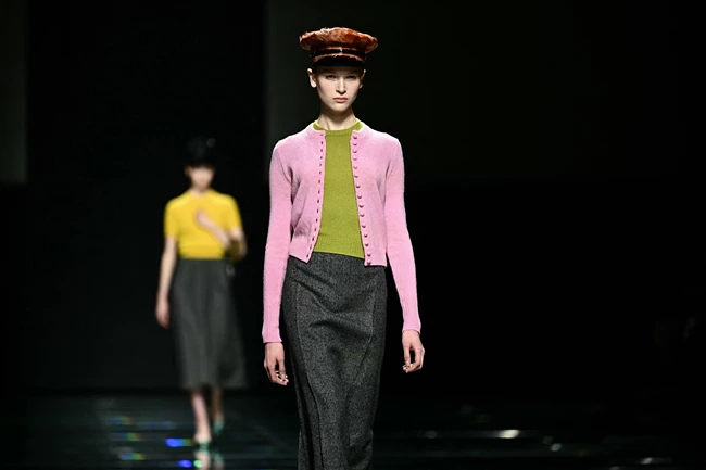 Το φουτουριστικό ρετρό της Prada AW'24
