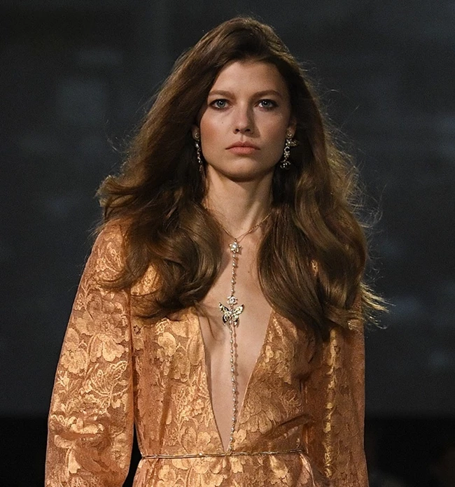 Chanel Approved | Το χτένισμα που κάνει κάθε εμφάνιση να δείχνει πιο πολυτελή