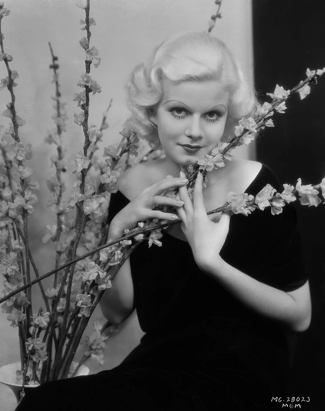 Half Moon | Το αγαπημένο μανικιούρ των stars της δεκαετίας του 1930 επιστρέφει στη μόδα