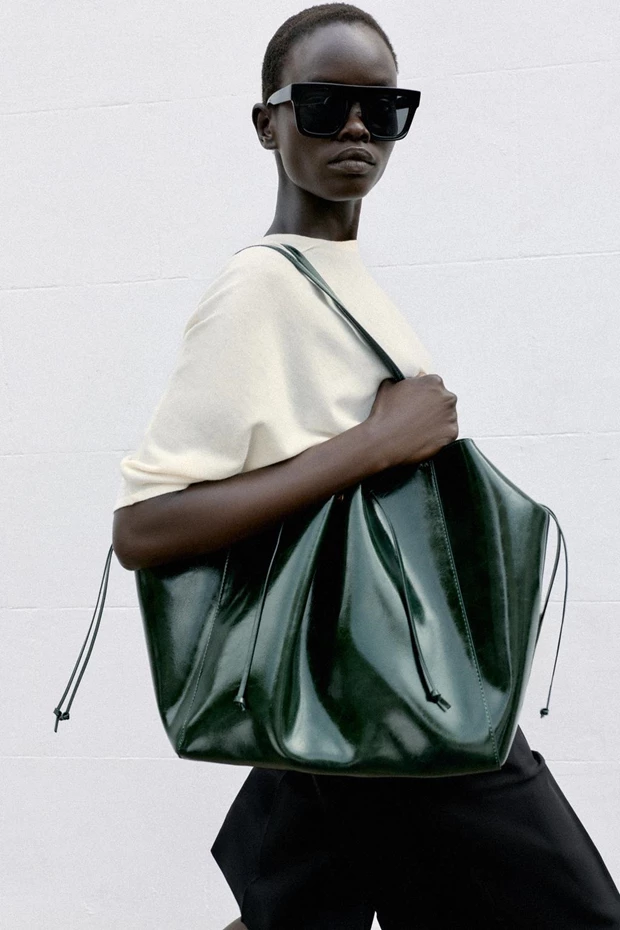 Τσάντα shopper με σούρα, Zara.