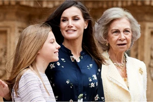 Η "στολή" της βασίλισσα Σοφίας για το Πάσχα | Τα κομψά looks που θα σας εμπνεύσουν