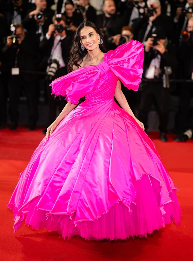 Η Demi Moore με hot pink φόρεμα στις Κάννες