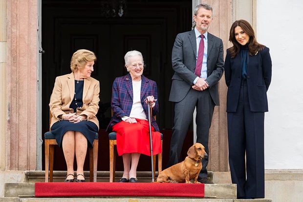 Η Βασίλισσα Μαργαρίτα της Δανίας, η Βασίλισσα Μαίρη, ο Βασιλιάς Φρειδερίκος και η Βασίλισσα Άννα-Μαρία στα 86α γενέθλια της Μαργαρίτας στο Κάστρο Fredensborg, μαζί με το σκυλάκι Tilia.