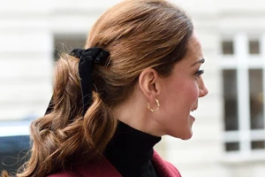 Day to night | Πώς να κάνετε ακόμη και τα πιο απλά χτενίσματα βραδινά