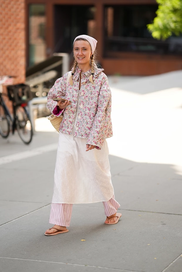 STREET STYLE LOOK ΚΟΠΕΓΧΑΓΗ: Καλοκαιρινό φόρεμα πάνω από παντελόνι