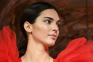 Η Bella Hadid πρωταγωνιστεί στη νέα καμπάνια του Helmut Lang