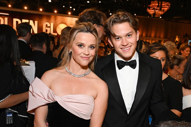 Reese Witherspoon | Η φωτογραφία που επιβεβαιώνει πόσο μοιάζει με τον γιο της