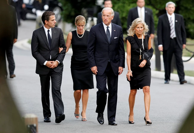 Kathleen Buhle | Η πρώην σύζυγος του γιου του Joe Biden αποκαλύπτει λεπτομέρειες για τον αλκοολισμό, τα ναρκωτικά και τις απιστίες στον γάμο της