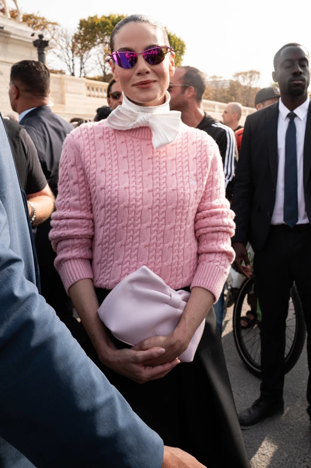 Look με ροζ πουλόβερ, shopping guide πουλόβερ φθινόπωρο 2025.