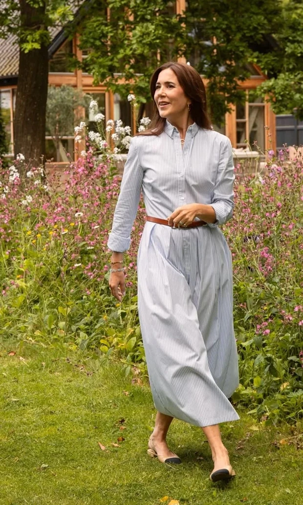 Η βασίλισσα Mary της Δανίας επιβεβαιώνει ότι το shirt dress είναι το πιο κομψό κομμάτι του καλοκαιριού