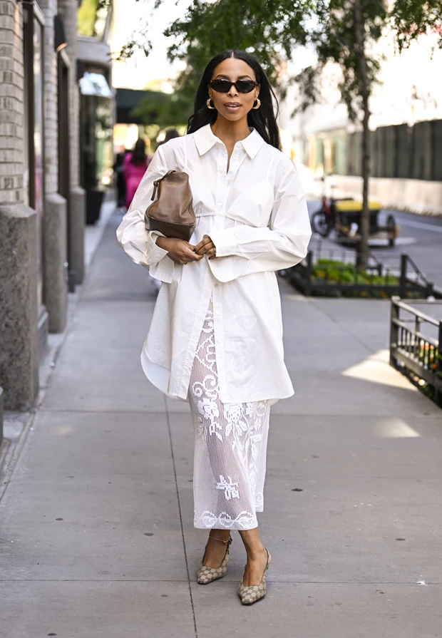 Total white look με crochet φούστα