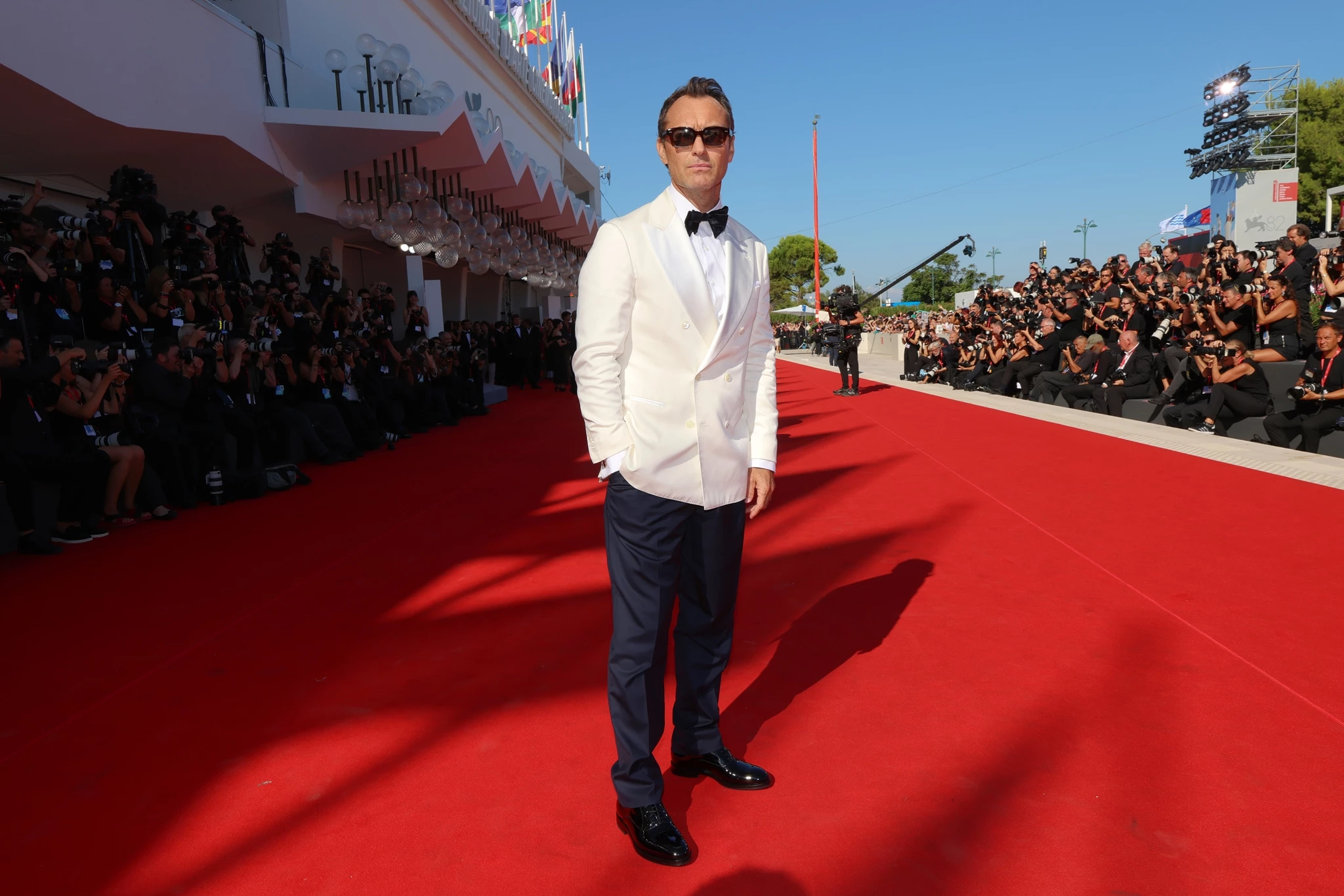 Jude Law | Η σπάνια εμφάνιση της συζύγου του στην παγκόσμια πρεμιέρα της ταινίας του στο Φεστιβάλ Βενετίας