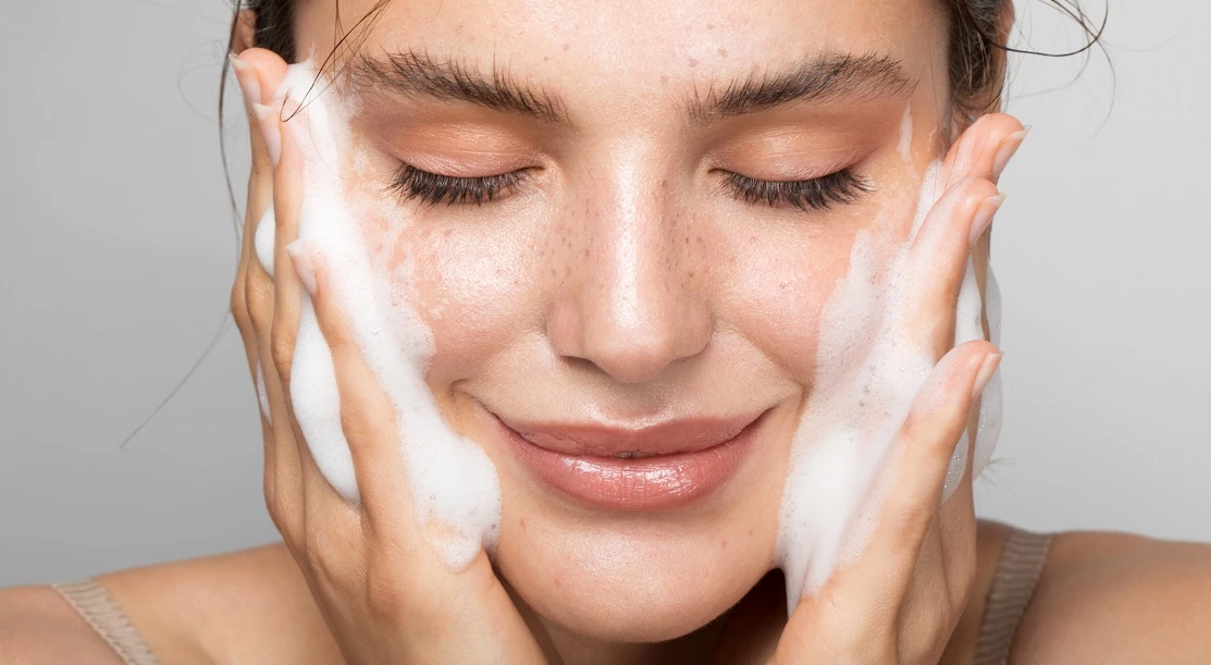 5 skincare λάθη που οι περισσότερες γυναίκες κάνουν, αλλά ελάχιστες γνωρίζουν