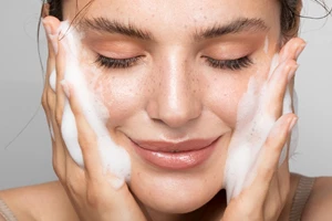 5 skincare λάθη που οι περισσότερες γυναίκες κάνουν, αλλά ελάχιστες γνωρίζουν