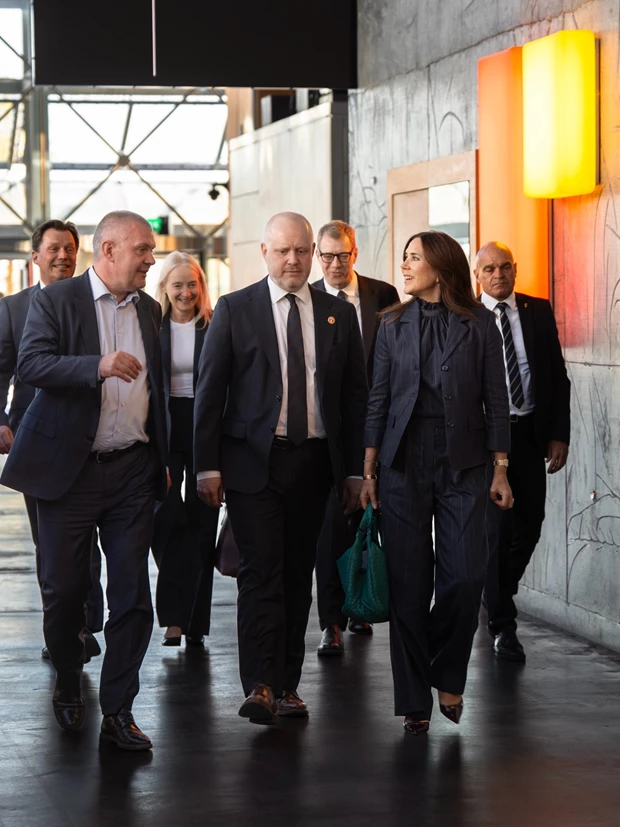 H βασίλισσα Mary της Δανίας με κομψό κοστούμι και τιρκουάζ τσάντα Bottega Veneta