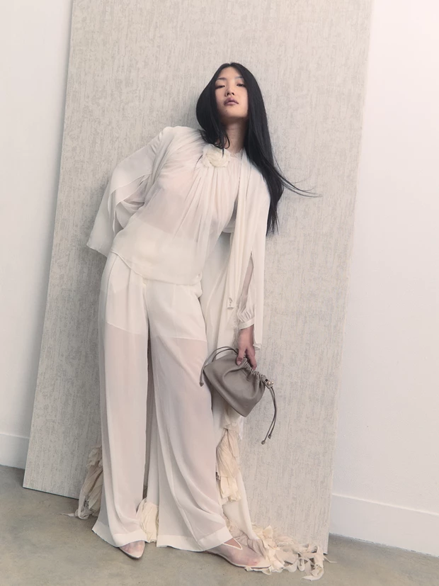 Σιφόν τοπ με κάπα και παντελόνι ALBERTA FERRETTI, albertaferretti.com. Δερμάτινη τσάντα STRATHBERRY, strathberry.com. Mesh flats DEAR FRANCES, dearfrances.com.