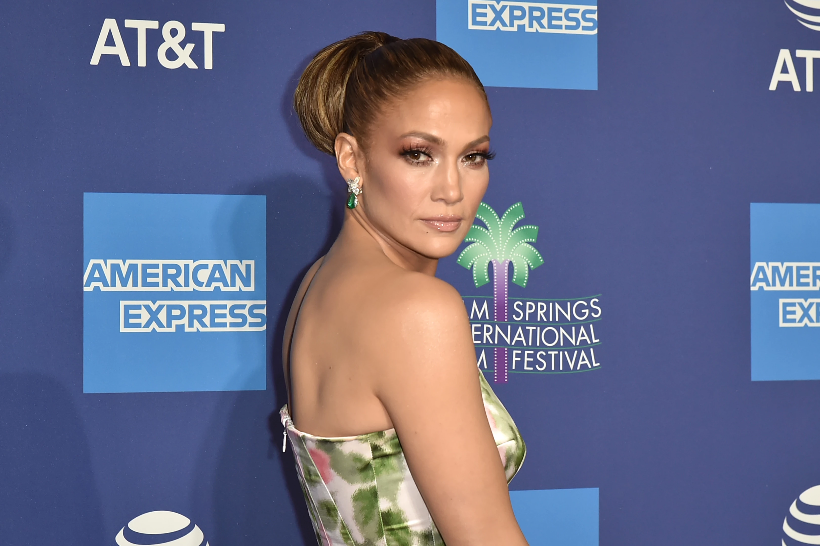 Jennifer Lopez | Ποζάρει στη νέα της φωτογράφιση με total latex outfit