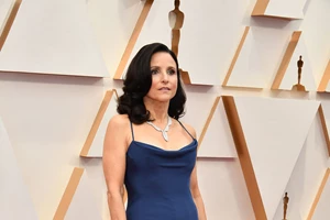 Η Julia Louis-Dreyfus εξηγεί γιατί οι μεγαλύτερες ηλικιακά γυναίκες δεν πρέπει να νιώθουν αόρατες