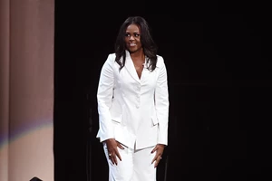 Michelle Obama | Η εμφάνισή της με χρυσό κόσμημα που γράφει "Vote"