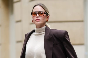 Η Pamela Anderson μόλις υιοθέτησε το Νο.1 "αντιγηραντικό" κούρεμα