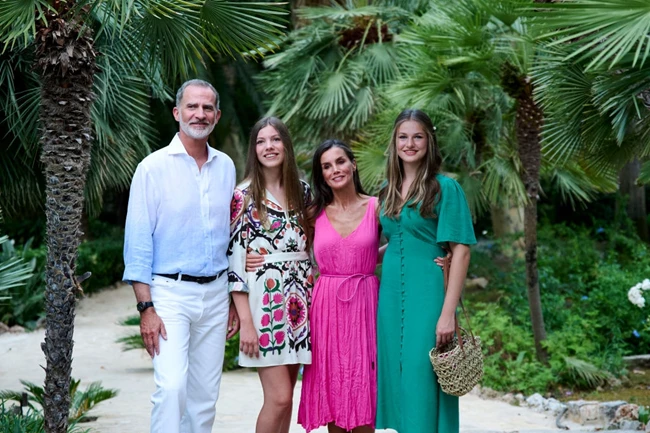 Βασίλισσα Letizia | Το ροζ φόρεμα που επέλεξε στις καλοκαιρινές της διακοπές