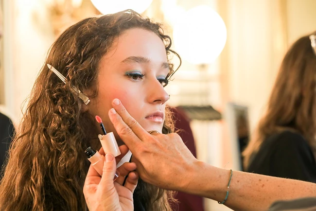 Armani Privé FW21-22 | Η νέα εκδοχή του party glam μακιγιάζ είναι εξαιρετικά φρέσκια