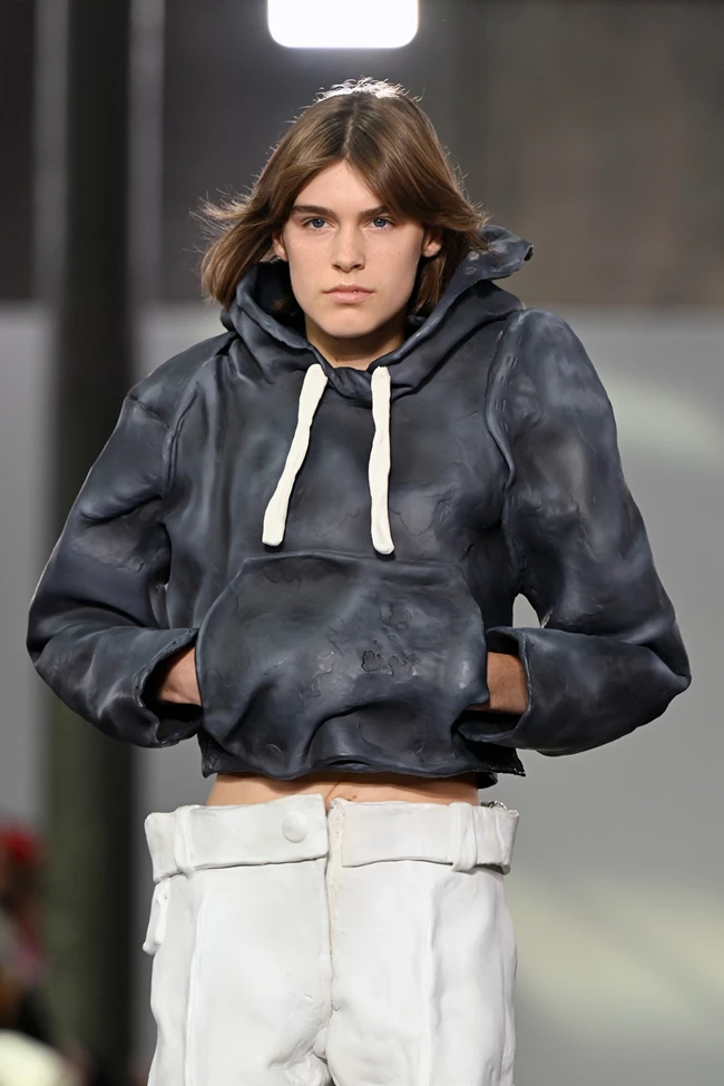 LFW | O JW Anderson έφτιαξε ρούχα από πλαστελίνη!
