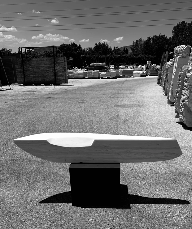 Αναπαυόμενη Νίκη (2025), Πεντελικό μάρμαρο