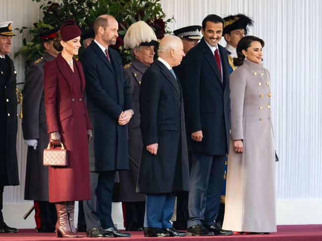 O David και η Victoria Beckham στο Buckingham Palace | Ο λόγος που της κρατούσε σφιχτά το χέρι