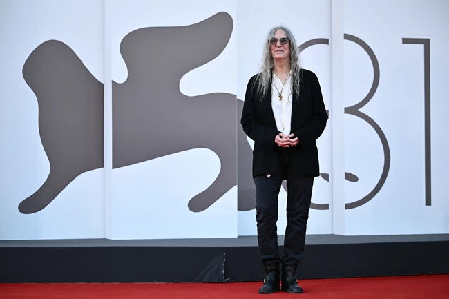 Patti Smith | Η 77χρονη καλλιτέχνις σε μία πραγματικά σπάνια red carpet εμφάνιση στο 81ο Φεστιβάλ Βενετίας