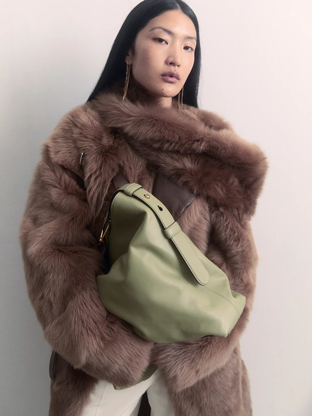 Γούνα και κασκόλ TOD’S, Tod’s Boutique. Μάλλινο παντελόνι TOTEME και σκουλαρίκια TORY BURCH, attica. Δερμάτινη τσάντα, GUCCI.