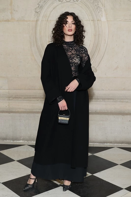 Deva Cassel | Η κόρη της Monica Bellucci υιοθέτησε το ωραιότερο κούρεμα για σγουρά μαλλιά