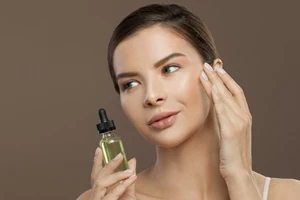 Μετά τα 50 | Τα 3 πιο συχνά λάθη με το λάδι προσώπου