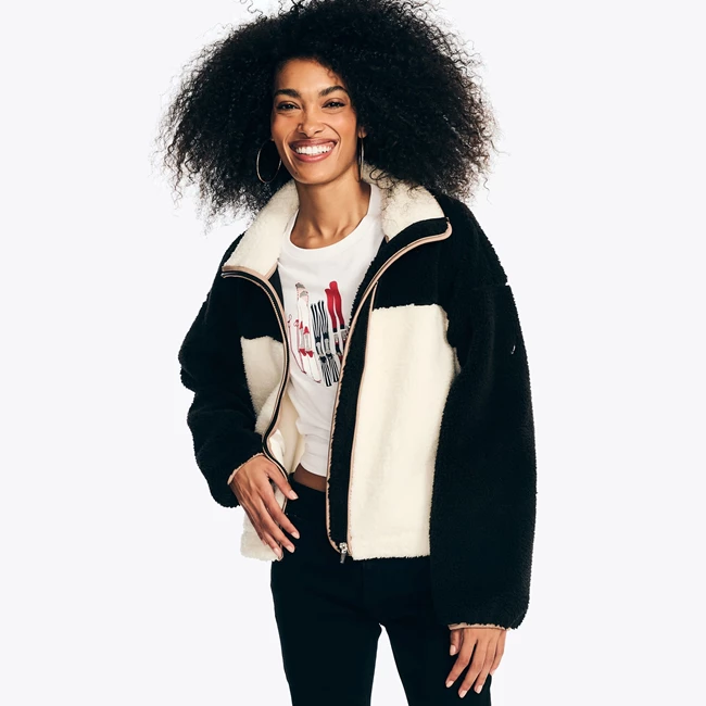 #SeasonFavorites | Το shearling τζάκετ που θα χρειαστείτε στις χειμερινές σας αποδράσεις