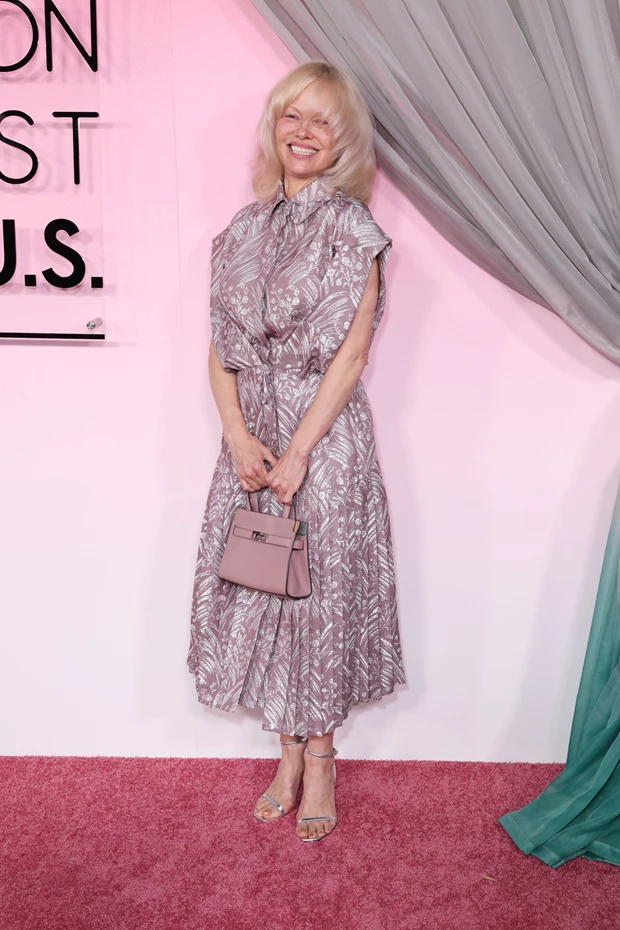 Η Pamela Anderson με φόρεμα κομψό και λαμπερό ιδανικό για γυναίκες άνω των 50