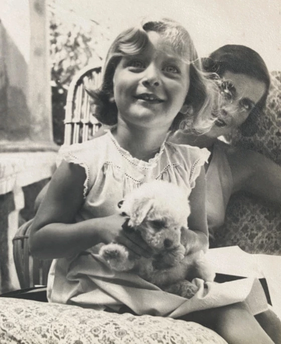 Lady Pamela | Στο νέο της coffee table book, η India Hicks μοιράζεται άγνωστες ιστορίες με φόντο τη βρετανική βασιλική οικογένεια