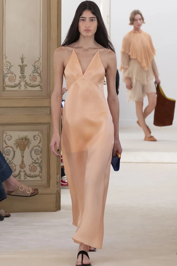 Alberta Ferretti μίνιμαλ φόρεμα συλλογή Άνοιξη - Καλοκαίρι 2026