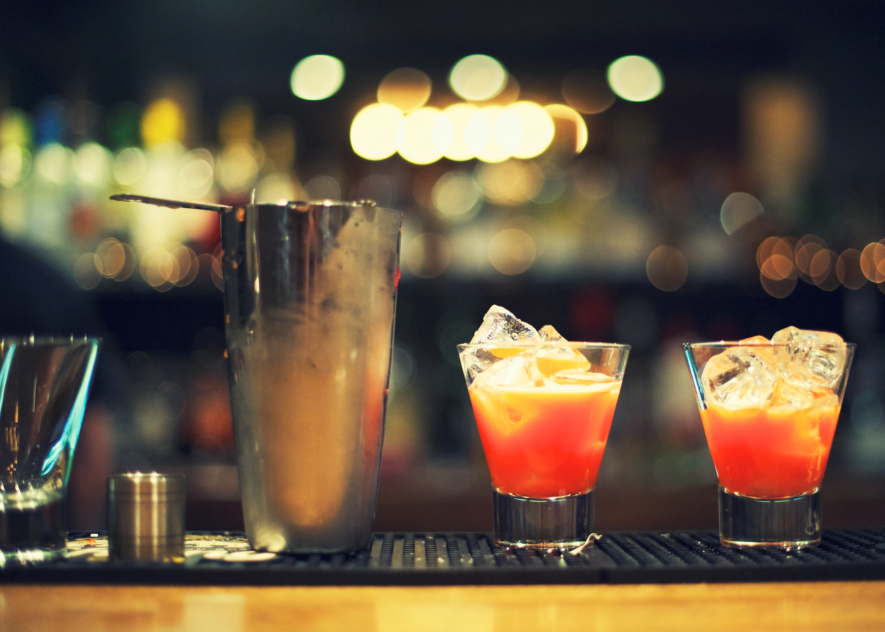 Ο Stanley Tucci φτιάχνει γιορτινά κοκτέιλ με τη βοήθεια των Emily Blunt και John Krasinski