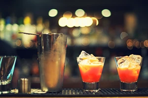 Ο Stanley Tucci φτιάχνει γιορτινά κοκτέιλ με τη βοήθεια των Emily Blunt και John Krasinski