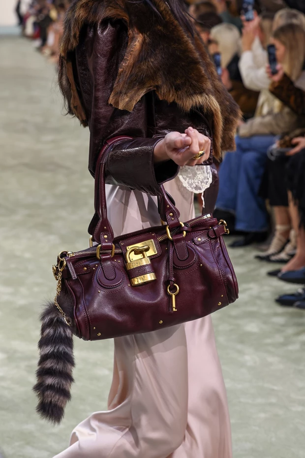 Chloé: Runway - Paris Fashion Week - Womenswear Fall/Winter 2025-2026
