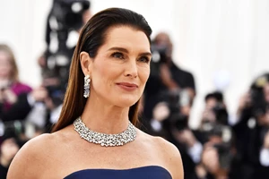 Η σέξι εμφάνιση της Brooke Shields με ένα κατακόκκινο κοστούμι