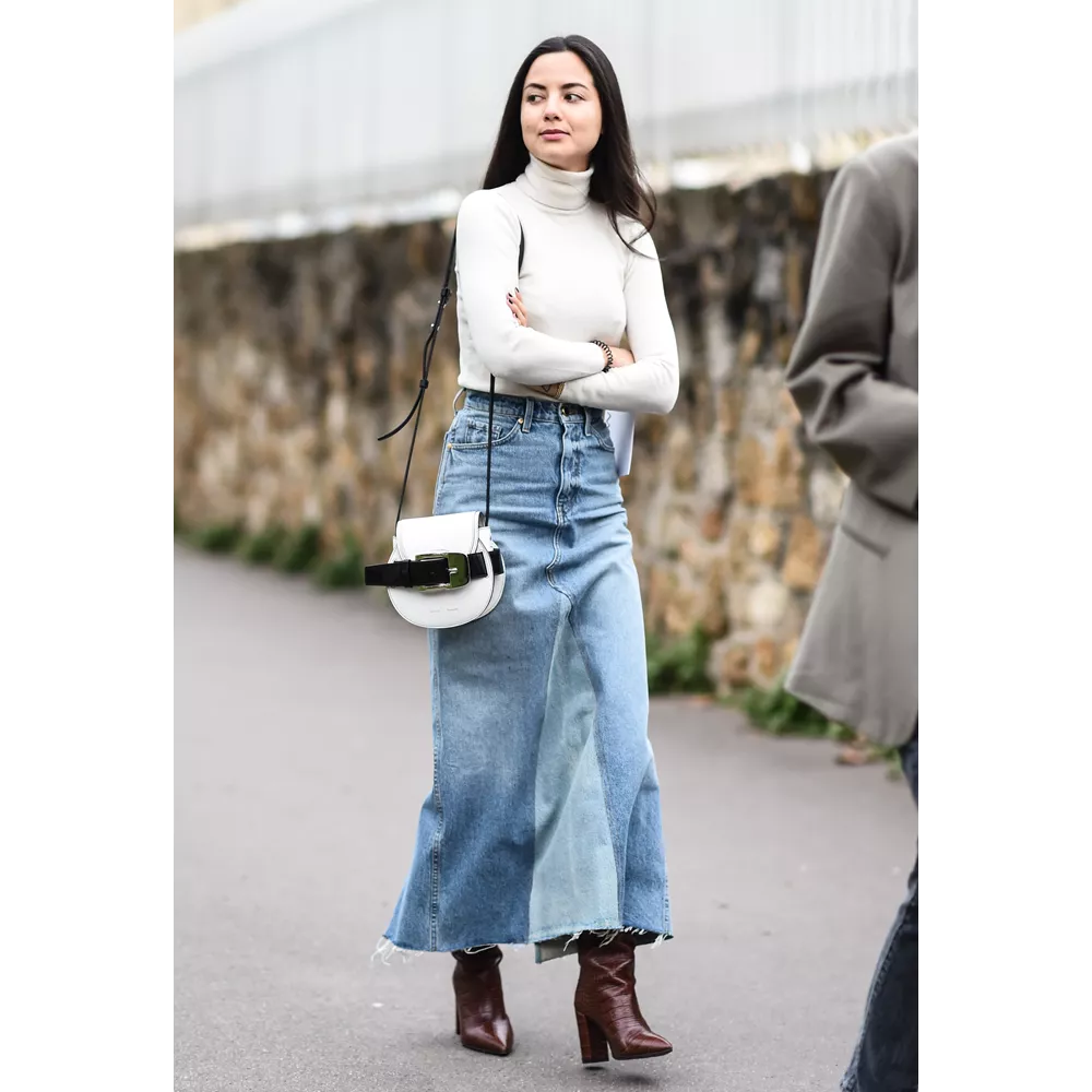 Με denim φούστα + ζιβάγκο